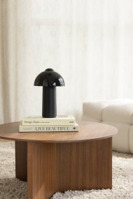 Buddy 25cm Noir portable De Globen Lighting - Certifi&eacute;e IP44, elle est id&eacute;ale pour une utilisation int&eacute;rieure et ext&eacute;rieure, mais il est recommand&eacute; de la ranger &agrave; l'int&eacute;rieur lorsqu'elle n'est pas utilis&eacute;e.