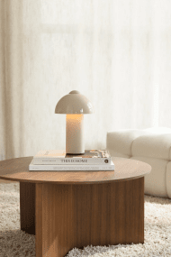 Buddy 25cm Sable portable De Globen Lighting - Certifi&eacute;e IP44, elle est id&eacute;ale pour une utilisation int&eacute;rieure et ext&eacute;rieure, mais il est recommand&eacute; de la ranger &agrave; l'int&eacute;rieur lorsqu'elle n'est pas utilis&eacute;e.