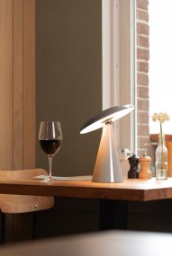 Phoebe LED 26cm Gris portable De Leitmotiv - Phoebe est une lampe de table rechargeable élégante et moderne qui embellira n'importe quelle pièce.