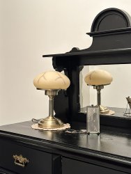 August 28cm Laiton antique lampe de table De Aneta Lighting - Avec son design classique en m&eacute;tal antique et son bel abat-jour semblable &agrave; de l'alb&acirc;tre, il &eacute;met une lumi&egrave;re chaude et agr&eacute;able qui cr&eacute;e une atmosph&egrave;re accueillante dans n'importe quelle pi&egrave;ce.