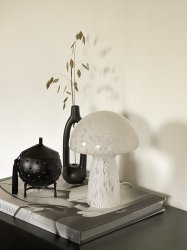 Mushi 20cm Blanc lampe de table De Aneta Lighting - Mushi est une lampe champignon en verre tendance avec un motif unique de points blancs, donnant &agrave; chaque lampe un design unique.