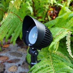 Sirius Noir De Lightson - En raison de l'angle de faisceau &eacute;troit, si vous placez la lampe directement sous un arbre, elle cr&eacute;e une puissante colonne de lumi&egrave;re directement et haut dans l'arbre.