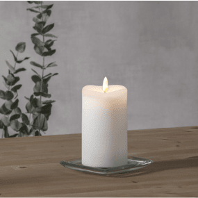 LED Bougie Pilier Flamme Blanc De Star Trading - Bougie en cire avec une nouvelle flamme naturelle qui brille d'une lueur blanche et chaude.