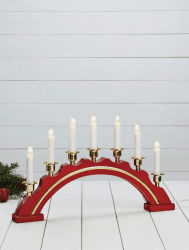 Celine ROUGE De Markslöjd - Le bougeoir rouge de l&#39;Avent C&eacute;line est un bougeoir bomb&eacute; &eacute;l&eacute;gant et classique, parfait pour cr&eacute;er la bonne ambiance de No&euml;l dans votre maison.