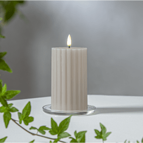 LED Bougie Pilier Flamme Stripe Beige De Star Trading - Cette bougie &agrave; piles avec lumi&egrave;re blanche chaude est une belle d&eacute;coration aussi bien seule qu'en groupe avec d'autres bougies de la s&eacute;rie Flamme.