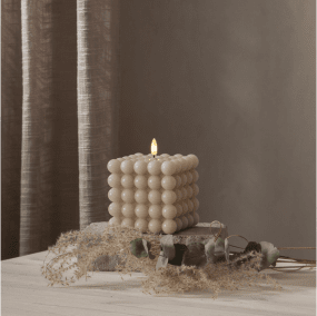 LED Bougie Pilier Flamme Dot Beige De Star Trading - Cette bougie &agrave; piles est une belle d&eacute;coration aussi bien seule qu'en groupe avec d'autres bougies de la s&eacute;rie Flamme.