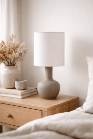 Lill Boda 52cm Sable lampe de table De Nordic Lighting - L'alliance de lignes &eacute;pur&eacute;es et de mat&eacute;riaux naturels fait de cette lampe un v&eacute;ritable objet de d&eacute;coration, qui trouvera parfaitement sa place sur une table d'appoint ou un bureau.