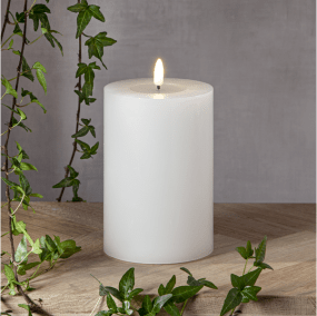 LED Bougie Pilier Flamme Flow Big Blanc De Star Trading - Il dispose d'une fonction minuterie et lorsque l'interrupteur est allumé, la lumière brillera pendant 6 heures en mode minuterie, éteinte pendant 18 heures (en répétition), avec une belle flamme réaliste dans une lumière blanche chaude.