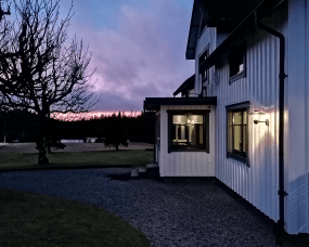 Arnäs Acier galvanisé lampe d’extérieur De Westal - L'applique murale Arns est une lampe élégante avec un motif lumineux rond et un abat-jour en verre transparent entourant la source lumineuse.