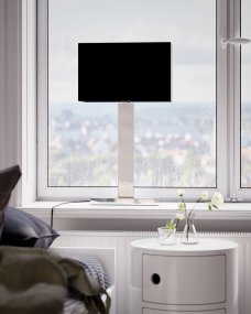Prime 70cm Chrome lampe de table De By Rydéns - La lampe de table Prime a un design moderne et &eacute;l&eacute;gant avec une base en m&eacute;tal et un abat-jour en tissu.