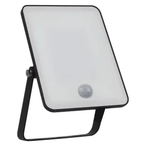 Floodlight Essential Sensor 20W Noir lampe d’extérieur De Ledvance - Gr&acirc;ce au capteur de mouvement et de lumi&egrave;re du jour int&eacute;gr&eacute;, la lumi&egrave;re s'allume automatiquement lorsqu'un mouvement est d&eacute;tect&eacute; et s'adapte aux conditions d'&eacute;clairage, maximisant ainsi les &eacute;conomies d'&eacute;nergie.