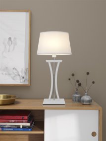 New Chelsea 60cm Blanc lampe de table De Cottex - Nouvelle lampe de table Chelsea XL en bois blanc&auml; avec des détails chromés et un élégant abat-jour ovale qui fournit un éclairage doux et agréable.