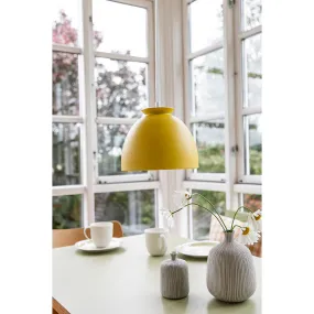 Bloom Ø23 Jaune suspension De Superliving - Avec des formes douces et un design simple, cette lampe s'intègre parfaitement au-dessus de la table de cuisine ou de salle à manger.
