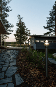 Käpylä 110cm Noir bornes De Airam - Un d&ocirc;me en verre prot&egrave;ge la source lumineuse et dirige la lumi&egrave;re vers le haut et vers le bas et entre les lattes en acier de couleur assortie de la lampe.