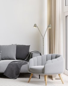 Sandnes 2 Acier lampadaire De Aneta Lighting - Dot&eacute;e de deux bras flexibles, elle est parfaite comme lampe de lecture et dispose de deux interrupteurs d'alimentation s&eacute;par&eacute;s avec variateur int&eacute;gr&eacute;, permettant de r&eacute;gler la luminosit&eacute; selon les besoins.