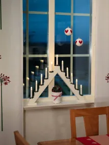 Candelabra 11 Lights Blanc De Konstsmide - Avec ses 11 bougies de forme trap&eacute;zo&iuml;dale classique et ses manchettes d&eacute;coratives, il cr&eacute;e une ambiance chaleureuse et festive dans la maison.