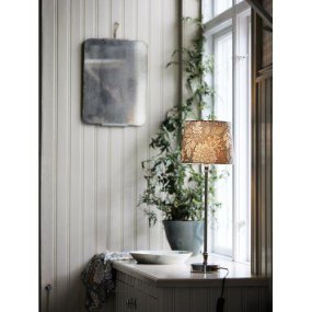 Liam 55cm Argent/Vert lampe de table De PR Home - La base de la lampe mesure 46 cm de haut et dispose d'un câble en plastique de 1,5 m de long avec un interrupteur d'alimentation à environ 30 cm de la lampe.