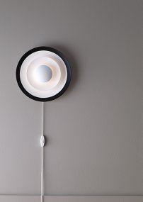 Diablo Ø30 Noir applique murale De Belid - Ce mod&egrave;le a un diam&egrave;tre de 30 cm, une hauteur de 40 cm et une largeur de 40 cm.