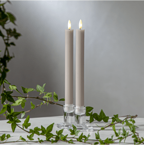 LED Bougie Cierge Flamme Stripe Beige De Star Trading - Pack de 2 bougies antiques beiges de la s&eacute;rie Flamme Stripe en cire avec une surface &agrave; rayures c&ocirc;tel&eacute;es.