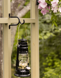 Storm Lantern small Noir De Strömshaga - Une lampe &agrave; p&eacute;trole au design classique qui constitue un beau d&eacute;tail int&eacute;rieur et diffuse une belle lumi&egrave;re &agrave; l'int&eacute;rieur comme &agrave; l'ext&eacute;rieur.