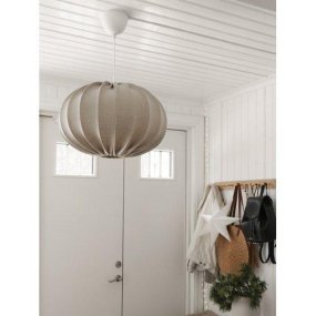 Hilma Ø50 Nature suspension De PR Home - Le plafonnier Hilma donne &agrave; la pi&egrave;ce une impression douce, recouvert d&#39;un beau tissu en lin &agrave; la structure fine.