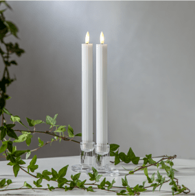 LED Bougie Cierge Flamme Stripe Blanc De Star Trading - Pack de 2 bougies blanches antiques de la s&eacute;rie Flamme Stripe en cire avec une surface &agrave; rayures c&ocirc;tel&eacute;es.