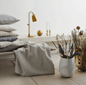 Lumi 43cm Laiton brut De H. Skjalm P - Elle est parfaite comme lampe de bureau, veilleuse pr&egrave;s du lit ou comme lampe de lecture dans le coin du canap&eacute;.