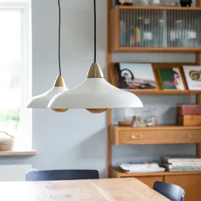 Urban Wide Ø36 Blanc De Superliving - Embellissez votre maison avec la suspension moderne Urban Wide, une combinaison élégante de finition blanche mate et de détails élégants en laiton.