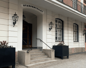 Eriksberg Cuivre oxydé lampe d’extérieur De Westal - La lanterne possède une partie inférieure en fer forgé noir antique et une partie supérieure en cuivre fortement oxydé, lui conférant un design élégant et intemporel.