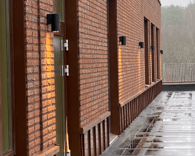 Magnum I Noir lampe d’extérieur De Westal - Avec un indice de protection IP65, il est idéal pour une utilisation en extérieur, mais convient également à une utilisation en intérieur dans les espaces privés et publics.