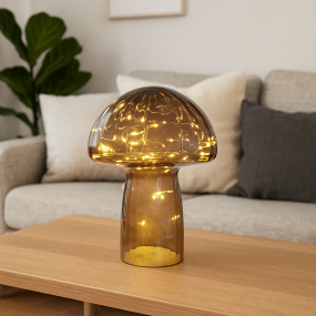 Mushroom 23cm Bordeaux lampe de table De Pixie Design - Il est &eacute;quip&eacute; d&#39;une minuterie et d&#39;un variateur pratique &agrave; 5 niveaux pour r&eacute;gler la lumi&egrave;re selon les besoins, ce qui le rend parfait &agrave; la fois comme &eacute;clairage de travail et comme &eacute;clairage de soir&eacute;e chaleureux.