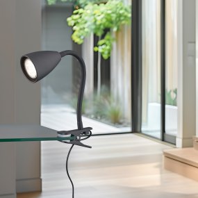 Wanda Noir lampe à pince De Trio Lighting - Correctement placée sur le bureau ou sur l'étagère, la lampe fournit un éclairage optimal grâce aux possibilités de réglage flexibles du bras de la lampe.