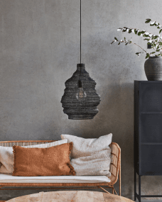 Mesh Ø30 Noir De House Doctor - Accrochez le plafonnier de House Doctor au-dessus de la table à manger ou de la table de cuisine, dans la chambre ou dans un coin du salon pour diffuser une lumière merveilleuse.