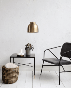 Bowl Ø20 Laiton suspension De House Doctor - Avec son look industriel et sa forme ronde, cette lampe ajoute &agrave; la fois douceur et robustesse &agrave; votre int&eacute;rieur.