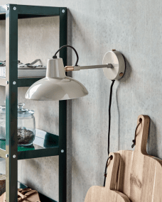 Desk Ø18 Gris applique murale De House Doctor - Livré avec un câble en tissu noir de 2,5 m de long, un interrupteur d'alimentation et une prise.