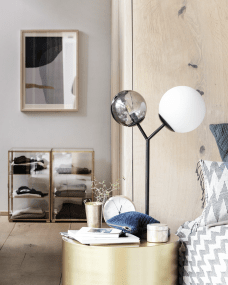 Twice 62cm Noir lampe de table De House Doctor - Twice de House Doctor est une lampe de table magnifique et d&eacute;corative qui s'int&egrave;gre dans la plupart des maisons.