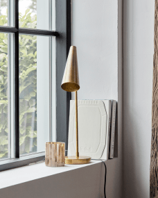 Precise 52cm Laiton lampe de bureau De House Doctor - La lampe de table Precise aspect laiton s'intègre dans n'importe quelle maison, quel que soit le style de décoration intérieure.