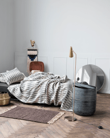 Precise Laiton lampadaire De House Doctor - La couleur laiton de la lampe donne une sensation de chaleur tandis que la lampe a une expression soignée.