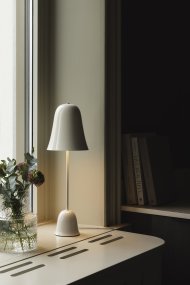 Blåklockan 50cm Blanc lampe de table De Globen Lighting - La lampe de table Blue Bell est un modèle élégant et intemporel en fer laqué ivoire brillant.