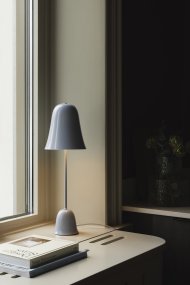 Blåklockan 50cm bleu clair lampe de table De Globen Lighting - La lampe de table « Blue Bell » est un modèle élégant et intemporel en fer laqué bleu clair brillant.