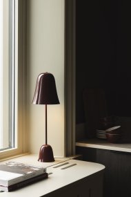 Blåklockan 50cm Bourgogne lampe de table De Globen Lighting - La lampe de table Bluebell, élégante et intemporelle, est fabriquée en fer laqué bordeaux brillant.