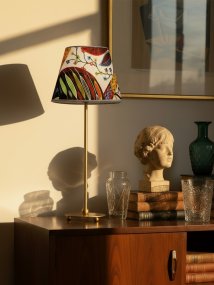 Julie 52cm Laiton/multicolore lampe de table De PR Home - Son pied en laiton aux lignes &eacute;l&eacute;gantes est surmont&eacute; d'un abat-jour ovale d&eacute;coratif au design classique, cr&eacute;ant ainsi une ambiance intemporelle et harmonieuse.