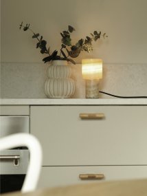 Lucie 16cm Nature lampe de table De PR Home - Cette lampe de table en marbre est un &eacute;l&eacute;ment de d&eacute;coration &eacute;l&eacute;gant et luxueux qui diffuse une lumi&egrave;re chaude et agr&eacute;able.