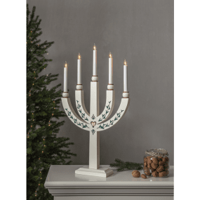 Elias Tradition Blanc De Star Trading - Le bougeoir de l'Avent dispose de 5 sources lumineuses qui confèrent au bougeoir un éclairage chaleureux et une atmosphère de Noël chaleureuse.