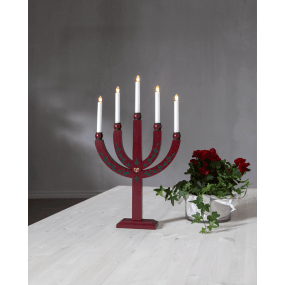 Elias Tradition ROUGE De Star Trading - Le bougeoir de l'Avent dispose de 5 sources lumineuses qui confèrent au bougeoir un éclairage chaleureux et une atmosphère de Noël chaleureuse.