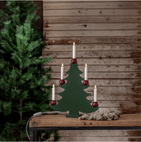 Mora Tree Vert De Star Trading - Ce bougeoir de l'Avent, en forme de sapin de No&euml;l vert classique avec cinq bougies LED dans des supports rouges, cr&eacute;e une lumi&egrave;re chaleureuse et une ambiance de No&euml;l traditionnelle.