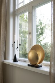 Orbit 32cm Laiton lampe de table De Globen Lighting - La lampe de table Orbit diffuse une belle lumière indirecte et subtile grâce à ses deux abat-jours métalliques qui dissimulent élégamment la source lumineuse centrale.