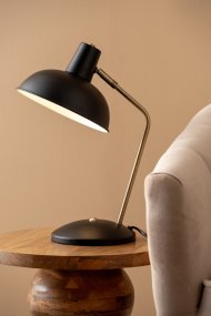 Hood 38cm Noir lampe de bureau De Leitmotiv - La lampe trouve parfaitement sa place sur un bureau ou une table de chevet et sert &agrave; la fois de source de lumi&egrave;re pratique et d'&eacute;l&eacute;ment d&eacute;coratif raffin&eacute;.