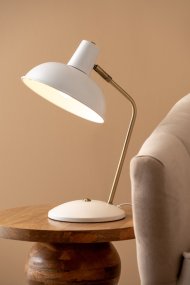 Hood 38cm Blanc lampe de bureau De Leitmotiv - Parfaite sur un bureau ou une table de chevet, elle constitue à la fois une source de lumière pratique et un élément décoratif raffiné.