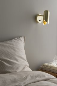 Savoy 15cm Laiton lampe de lecture De Globen Lighting - L'interrupteur est élégamment intégré au support mural, et la lampe peut également être fixée de façon permanente.
